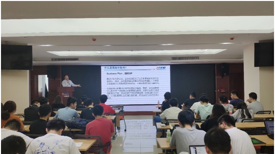 地理信息與計(jì)算機(jī)技術(shù)深度融合，第五屆“互聯(lián)網(wǎng)+”大學(xué)生創(chuàng)業(yè)大賽動(dòng)員會(huì)暨指導(dǎo)報(bào)告會(huì)圓滿(mǎn)召開(kāi)